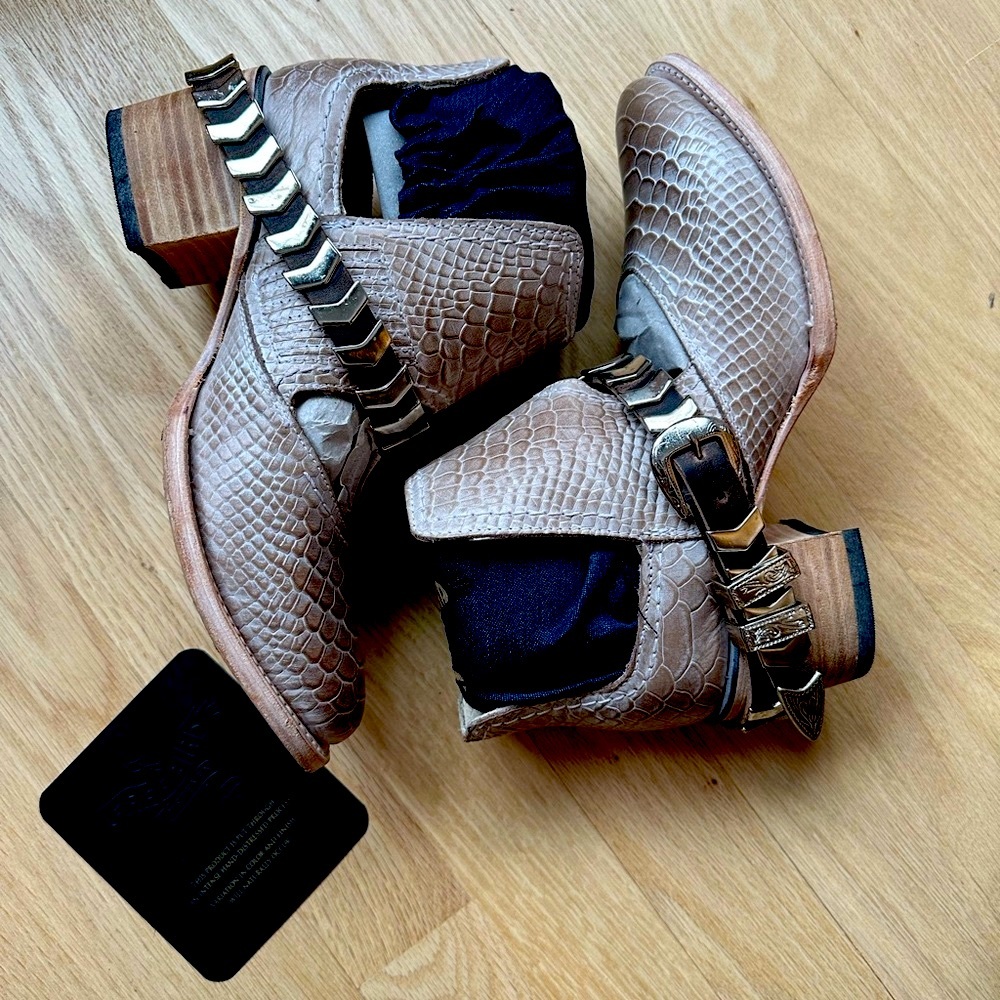 FREEBIRD BLADE ANKLE BOOTIES TAUPE CROCO